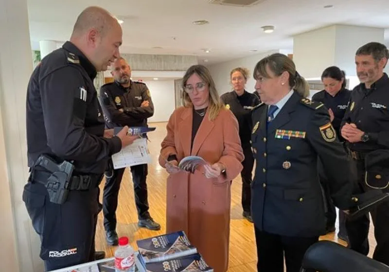 Eugenia Gómez de Diego visita los stands del SEPE y de la Policía Nacional en la Feria de Empleo