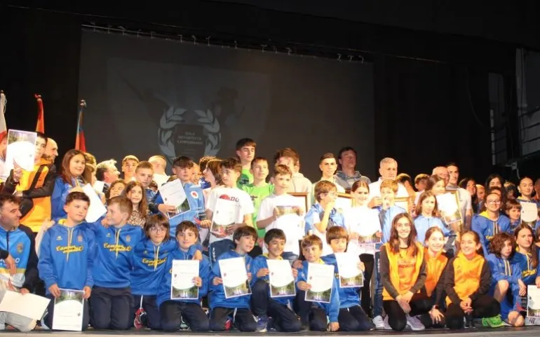  Alejandro Gutiérrez recoge el Trofeo Ebro al mejor deportista campurriano