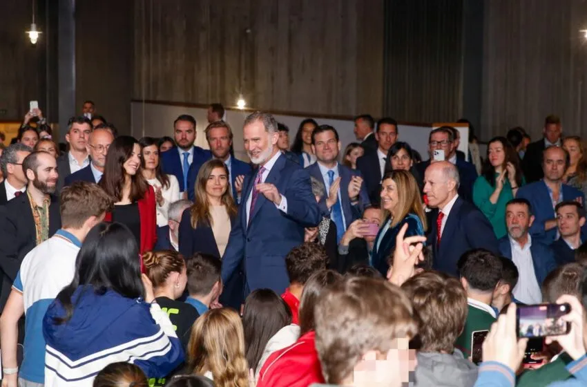 El arte y el talento joven centran la visita del rey Felipe VI a Cantabria