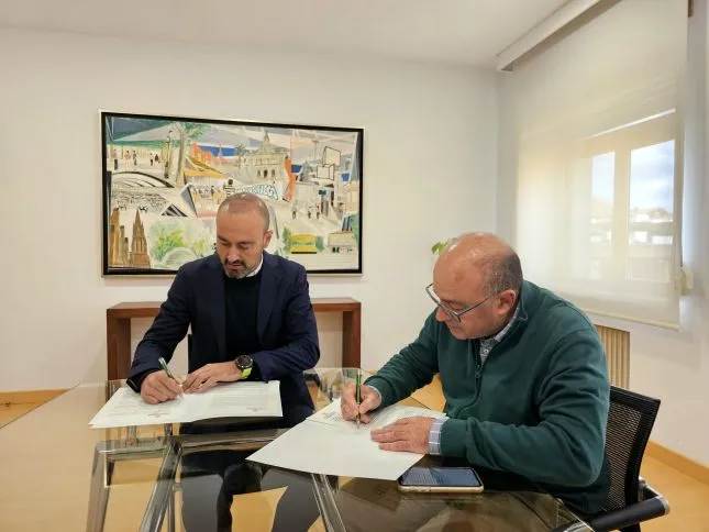 Noticias de Cantabria | El Cántabro | Firmado el convenio de colaboración con la Iglesia de La Asunción para la restauración de las vidrieras y el rosetón