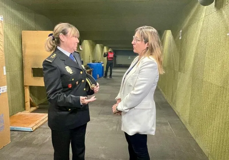  La Delegada del Gobierno en Cantabria visita la galería de tiro virtual en la Jefatura Superior de Policía de Cantabria destinada al entrenamiento de sus agentes