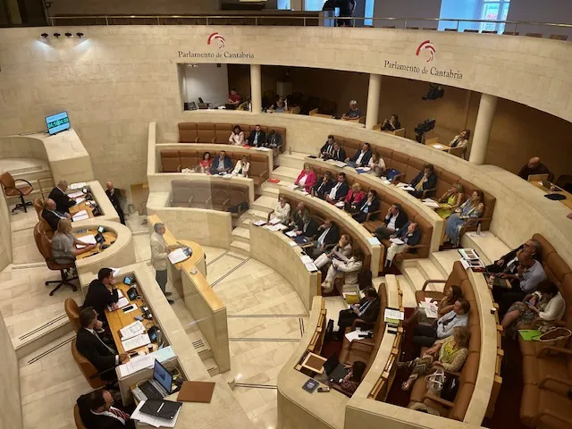  EL PARLAMENTO RECLAMA EL TREN CON BILBAO Y LA ESTACIÓN INTERMODAL PARA LA PASIEGA