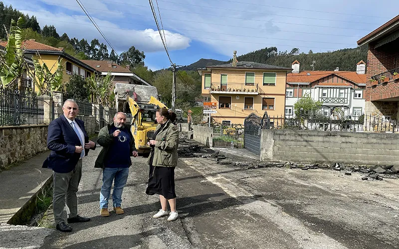  Fomento inicia las obras para mejorar el pavimento de la carretera del barrio Tabernilla en Ampuero