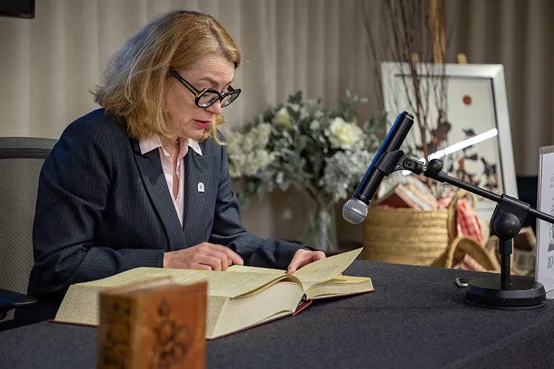  Eva Guillermina Fernández e Isabel Urrutia participan en la lectura continuada de ‘El Quijote’ con motivo del Día del Libro