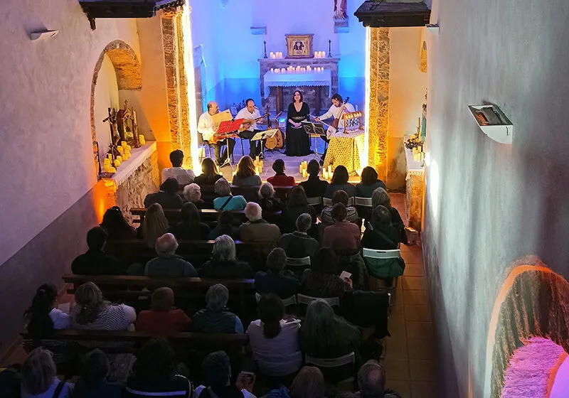  La ermita Santa Eulalia de Avellanedo ha acogido el segundo concierto del ciclo ‘Caminos que nos unen’ con el aforo completo