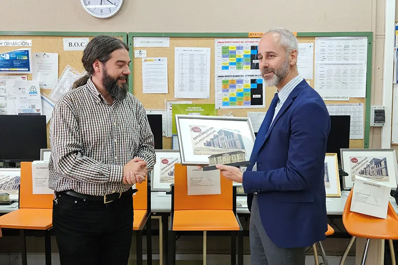  Silva destaca la «historia viva de la educación de Cantabria» que representa el IES Ataulfo Argenta de Castro Urdiales en la conmemoración del centenario de su edificio