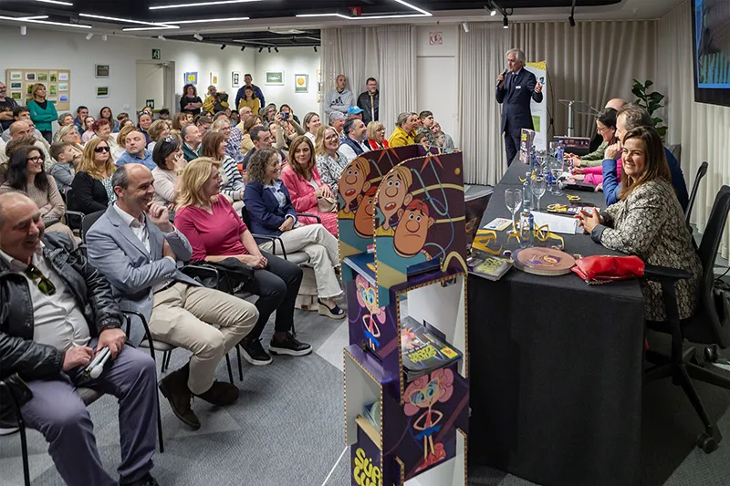  Gómez del Río anima a la asociación Es Retina a seguir trabajando a favor de la inclusión de las personas con problemas de visión