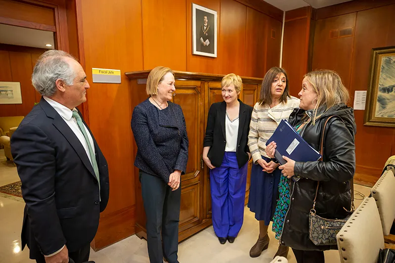  El Gobierno de Cantabria y la Fiscalía abordan la puesta en marcha de la Oficina Fiscal que estará lista en la presente legislatura