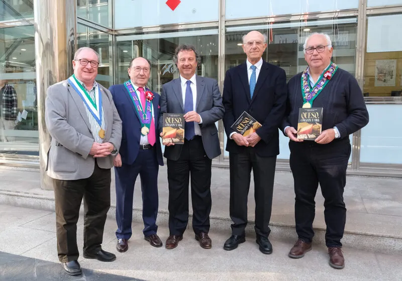 Palencia destaca el valor añadido que supone el queso en el sector primario en Cantabria