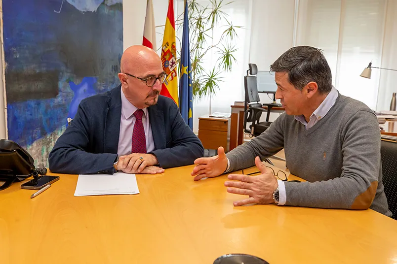  El consejero de Salud aborda con el alcalde de Ruiloba la situación sanitaria y las necesidades asistenciales del municipio