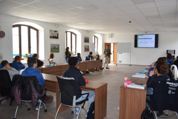 Noticias de Cantabria | El Cántabro | El alumnado de la Escuela del Talento Joven ‘Las fabricantas II’ de Piélagos se acerca a la realidad del sector de la dependencia con Michel Valdés