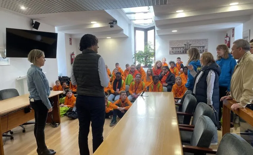  ESTUDIANTES DE LA CIUDAD INGLESA DE SHEFFIELD VISITAN EL AYUNTAMIENTO DE ASTILLERO