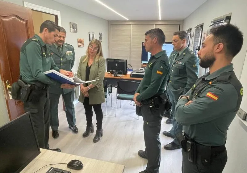  La delegada del Gobierno visita el cuartel de la Guardia Civil en Cabezón de la Sal y se reúne con el equipo ROCA