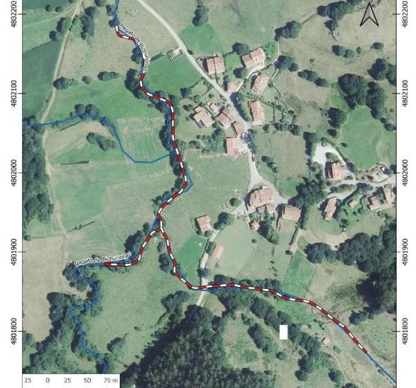  La Confederación Hidrográfica del Cantábrico trabaja en el arroyo Bichurichas en Comillas