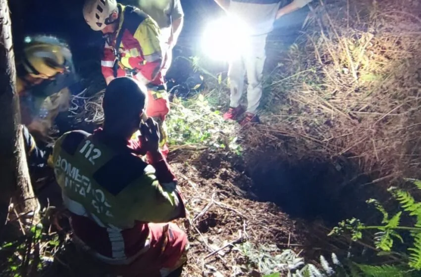 Bomberos del 112 rescatan a un hombre caído en una torca de unos ocho metros en Solórzano