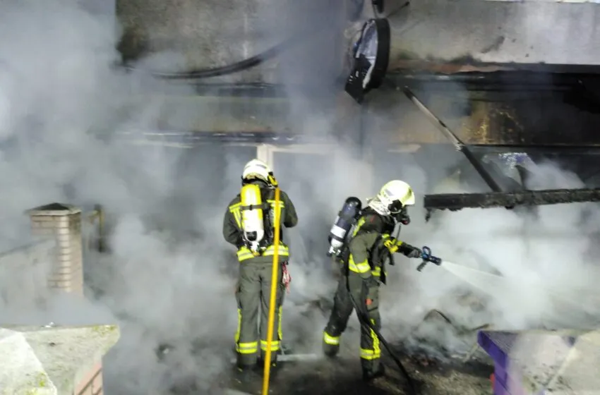 Bomberos del 112 extinguen un incendio declarado en la terraza de un local hostelero de Laredo