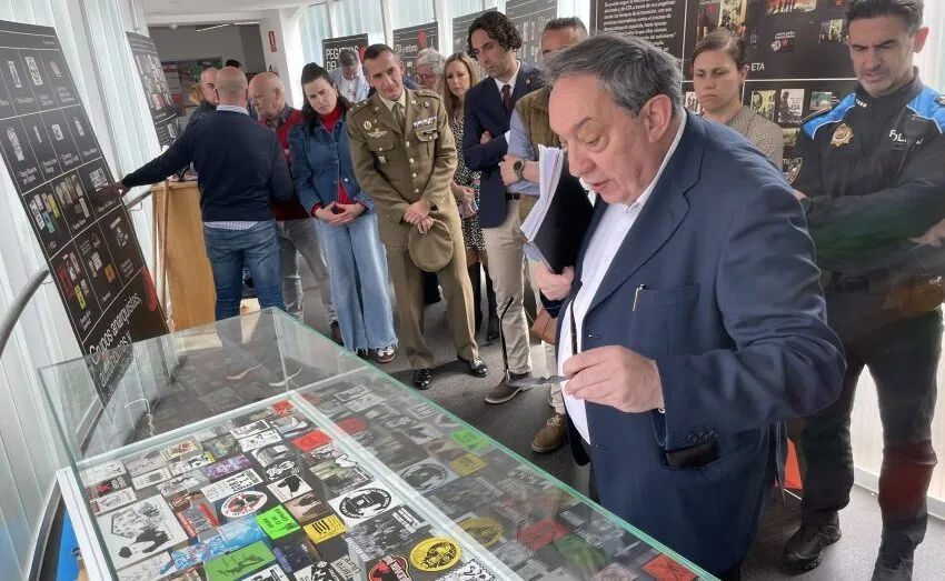  INAUGURADA LA EXPOSICIÓN “PEGATINAS DEL ODIO” DE LA FUNDACIÓN CENTRO MEMORIAL VÍCTIMS DEL TERRORISMO