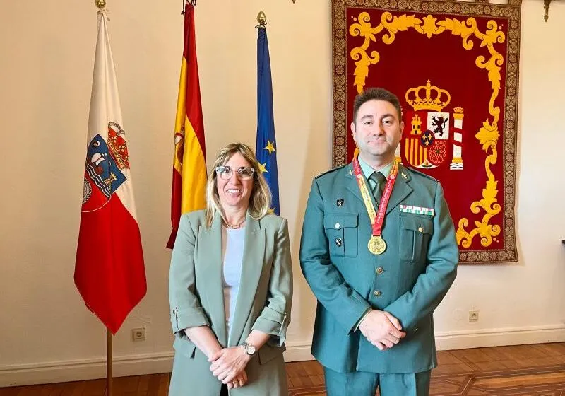 Gómez de Diego felicita al sargento Moreno por su victoria en el Campeonato Nacional Militar de Recorridos de Tiro