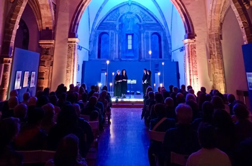 Noticias de Cantabria | El Cántabro | El grupo vocal 'Cantaderas' llena el Centro de Estudios Lebaniegos en una nueva convocatoria del ciclo 'Caminos que nos unen' organizado por el Gobierno