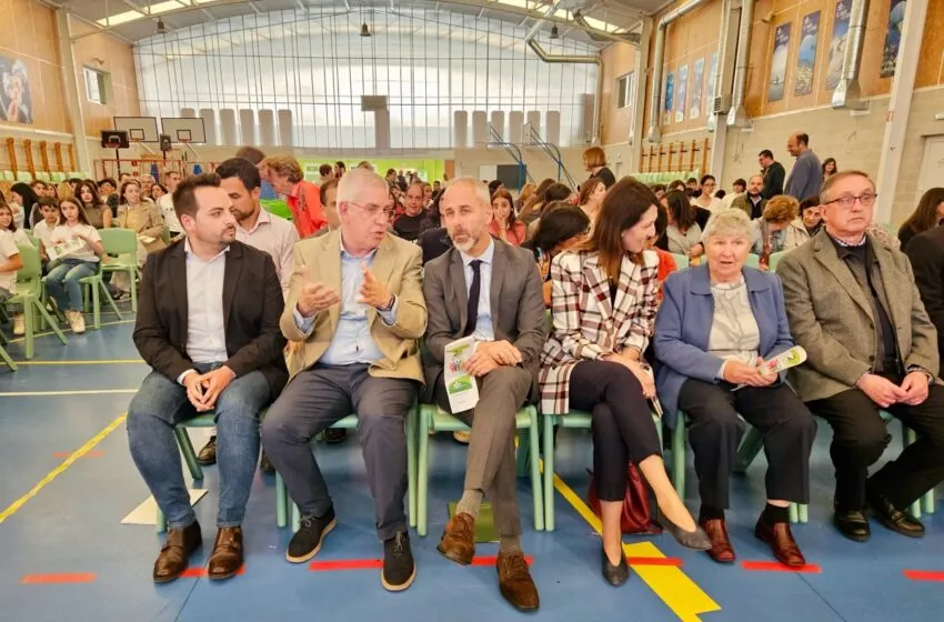  Silva reconoce el proyecto educativo del colegio Menéndez Pelayo de Castro Urdiales