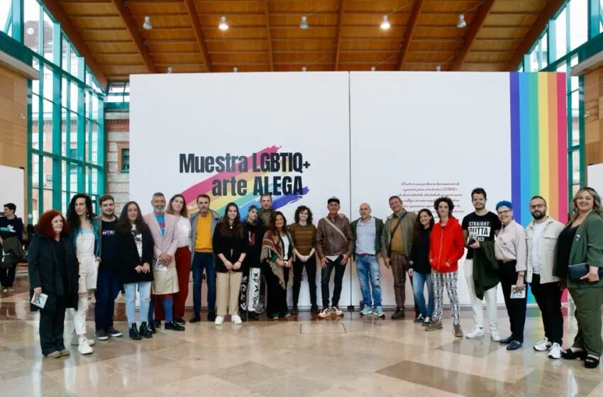  Gómez del Río visita la muestra de arte LGTBIQ+ALEGA que recoge las obras de 20 artistas de Cantabria