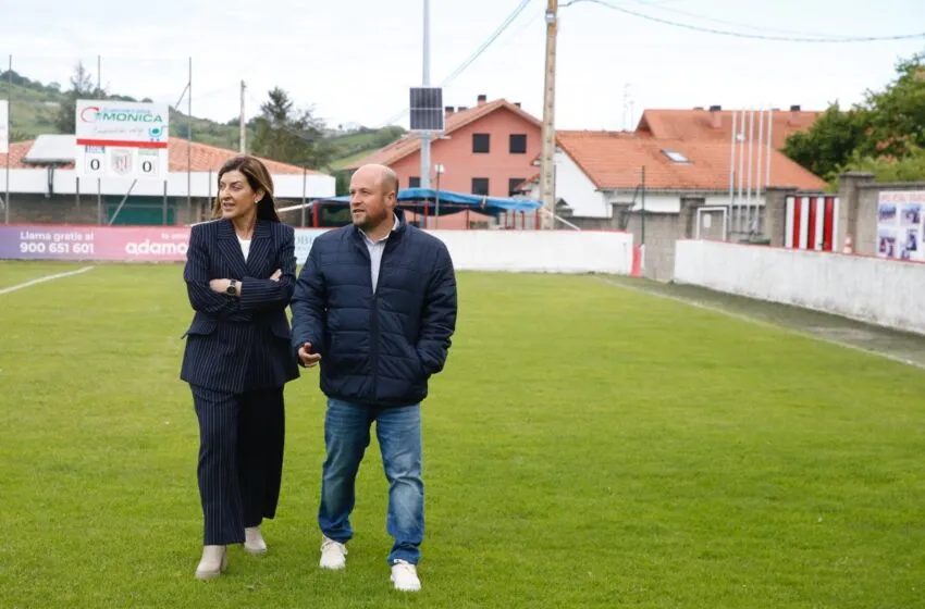  Buruaga firma con el alcalde de Bárcena de Pie de Concha el convenio para instalar césped artificial en el campo de fútbol ‘El Alpedre’