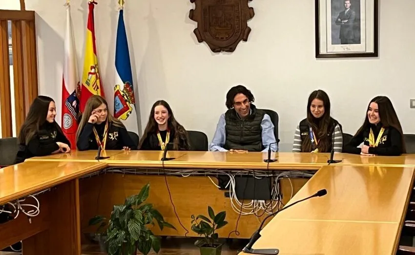  SOBERÓN RECIBE A LAS BAILARINAS ASTILLERENSES QUE ESTARÁN EN EL CAMPEONATO DE EUROPA QUE SE CELEBRA EN OTOÑO EN ROMA