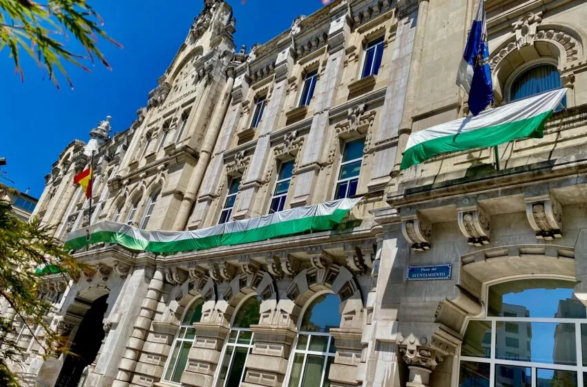  El balcón del Ayuntamiento ya luce de verdiblanco en apoyo al equipo