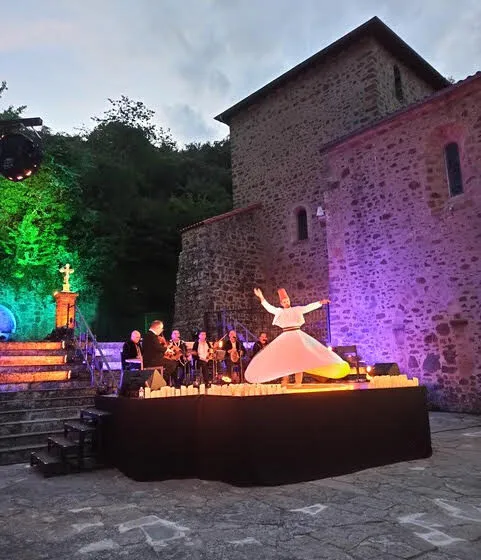  Eva Guillermina Fernández asiste al concierto de Jinnan Al Andalus en el Monasterio de Santo Toribio de Liébana