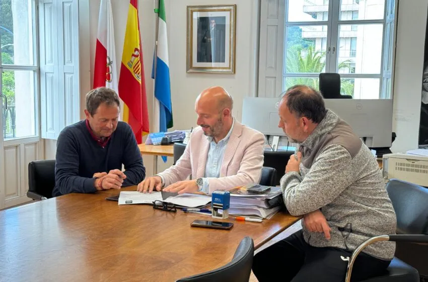  El Ayuntamiento firma un convenio con Laredo Remo Club para organizar la regata de este año