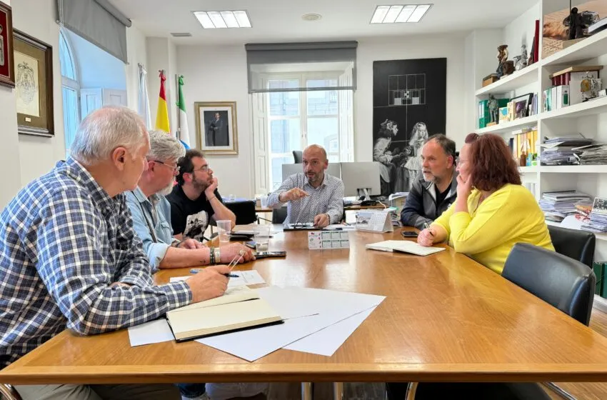  El equipo de Gobierno acuerda con IU-Podemos mantener el lábaro en el Parque de los Tres Pescadores