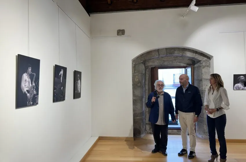  Laredo inaugura la exposición Ni tribus, ni movidas en el antiguo Ayuntamiento