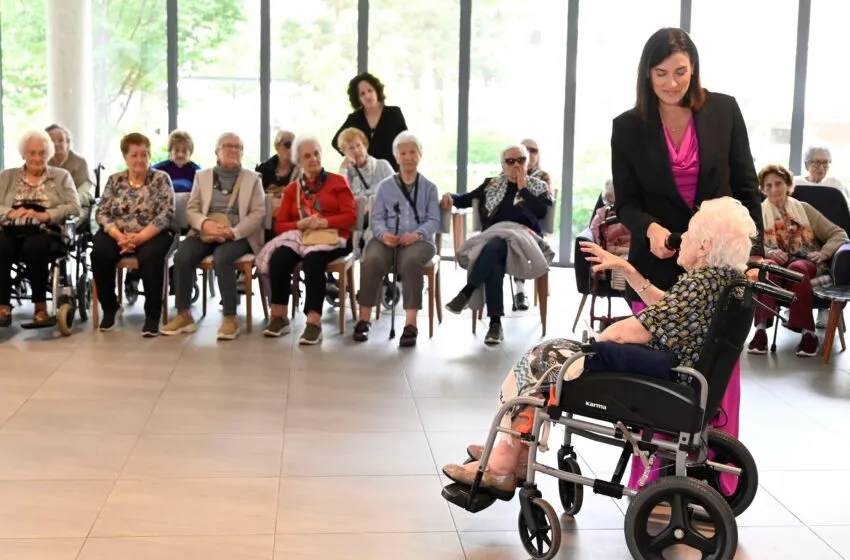  Igual informa a los residentes de San Cándido que la Medalla de Oro se entregará el 15 de junio