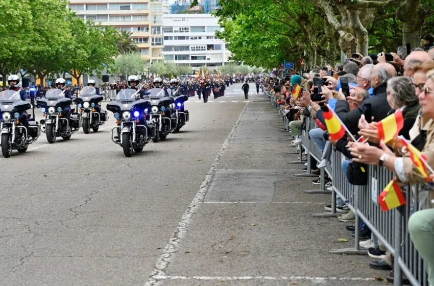  Gema Igual jura bandera en la parada militar de la Guardia Real en Santander