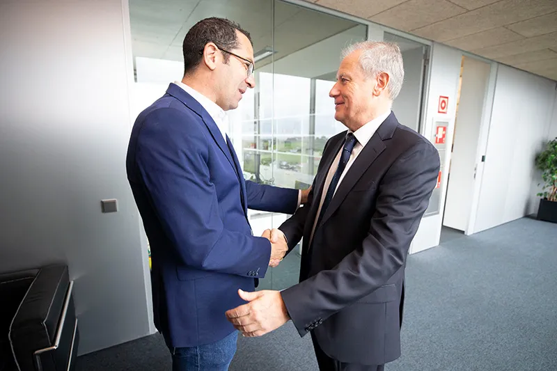  Arasti traslada al alcalde de Val de San Vicente la construcción de seis naves nido en el polígono industrial