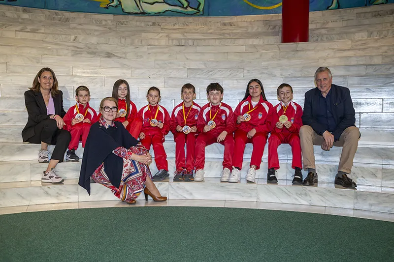  La consejera de Deporte felicita a los karatecas cántabros por los triunfos logrados en el Campeonato de España infantil