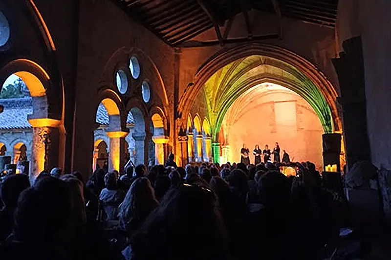 El grupo alemán ‘VocaMe’ ha llenado el concierto celebrado en Santillana del Mar dentro del ciclo ‘Caminos que nos unen’