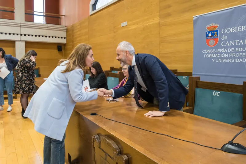  Silva reconoce que la sociedad cada día demanda más a los docentes y les anima a seguir su labor «con más vocación y con más ilusión»