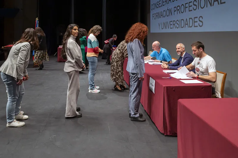  Más de 600 nuevos docentes reciben sus títulos de funcionarios de carrera