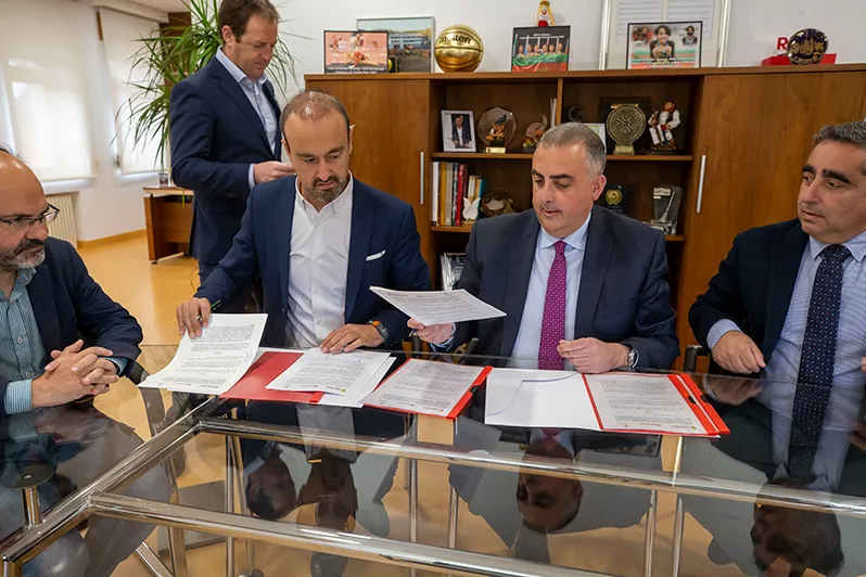 Noticias de Cantabria | El Cántabro | Gobierno y Ayuntamiento de Torrelavega firman la cesión a Gesvican de un edificio municipal para la construcción de 12 VPO en régimen de alquiler