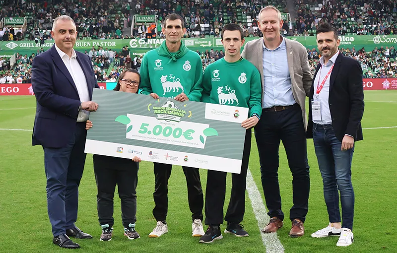  Media hace entrega a la Fundación del Racing de la recaudación de la campaña de recogida de envases organizada por Ecoembes
