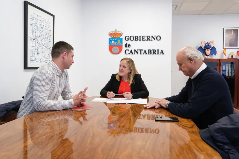 Isabel Urrutia repasa con el alcalde de Rasines las medidas impulsadas por el Ejecutivo para municipios en riesgo de despoblamiento