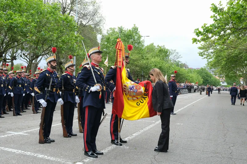 La presidenta Buruaga jura bandera con motivo del ejercicio anual de la Guardia Real en Cantabria