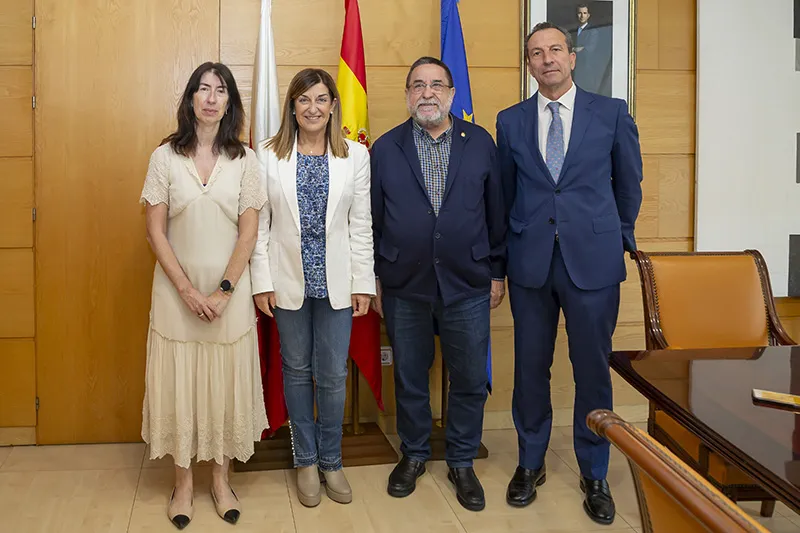  La presidenta de Cantabria recibe al nuevo director gerente del Hospital Santa Clotilde, Ricardo Sanchís