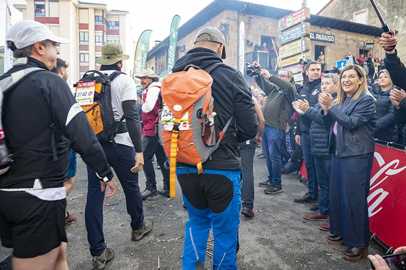  La presidenta Buruaga da la salida a ‘Los 10.000 de El Soplao’