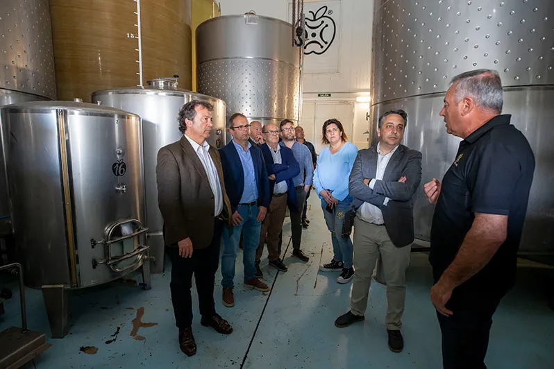  Palencia visita la sidrería Somarroza para conocer el potencial de este producto y el de la producción de manzanos