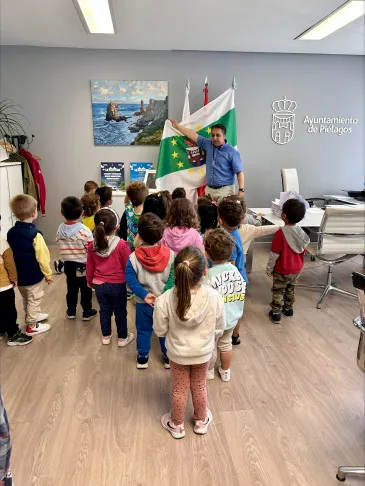  Alumnos de dos años del primer ciclo de Educación Infantil del CEIP Virgen de Valencia de Renedo visitan el Ayuntamiento de Piélagos