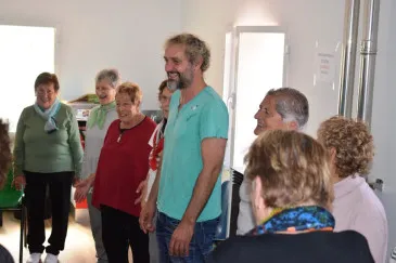 Noticias de Cantabria | El Cántabro | Vecinas de Boo practican la risoterapia para tener una actitud positiva ante la vida en un taller de UNATE en Piélagos