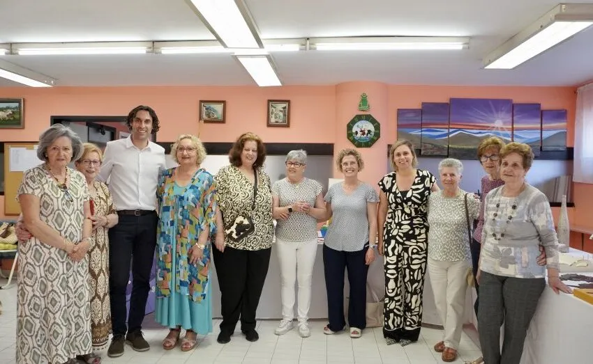 EL ALCALDE DE ASTILLERO INAUGURA LA EXPOSICIÓN DE MANUALIDADES DE LAS AULAS CULTURALES DE PERSONAS ACTIVAS