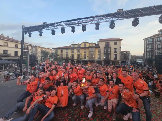  Torrelavega rinde homenaje al Bathco BM Torrelavega por su subcampeonato en la Copa del Rey